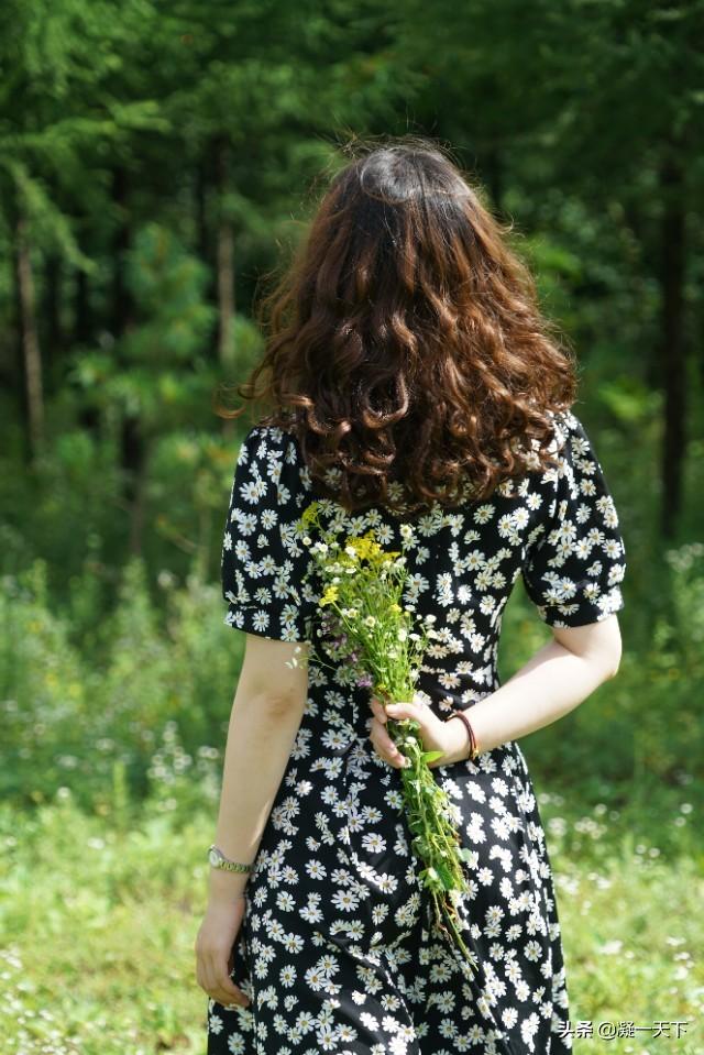 真实花束照片
:鲜花搭配美女拍照，鲜花放在美女哪里比较好看？